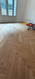 Photo de galerie - Ponçage a nu parquet chêne massif pendant travaux. Voir photos avant / après pièce fini.