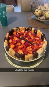 Photo de galerie - Confection d’une Charlotte aux fraises 