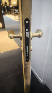 Photo de galerie - Changement serrure à larder et réglage ferme-porte