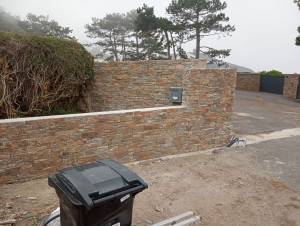 Photo de galerie - élévation d'un mur en agglos et
 pose de parement en pierre