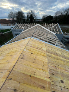 Photo de galerie - Réalisation d’une charpente de maison en fermettes avec une partie traditionnelle. 