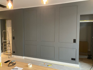 Photo de galerie - Décoration d’un mur avec des baguettes puis mise en peinture. 