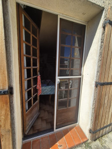 Photo de galerie - Pose et adaptation d'une moustiquaire prévue initialement pour baie coulissante PVC sur un châssis bois 