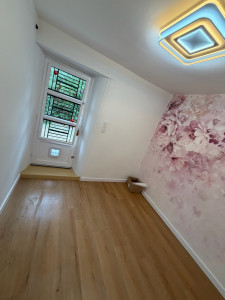 Photo de galerie - Pose d’un papier peint, peinture plafond, pose d’un parquet pvc avec plinthes 