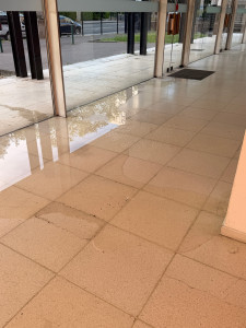 Photo de galerie - Nettoyage grand surface inondations 
