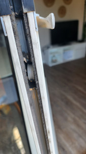 Photo de galerie - Changement de roulette de bai vitré 