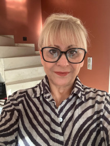 Photo de galerie - Une personne avec des lunettes devant un escalier