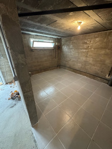 Photo de galerie - Pose d’un grès cérame 45/45 sur 15 m², avec ragréage.