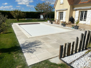 Photo de galerie - Terrasse en travertin avec margelles piscine