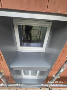 Photo de galerie - Réalisation de l’habillage complet en tôle autour de la fenêtre de toit, comprenant les côtés, la partie haute et l’appui. Façonnage et pose sur mesure des éléments pour assurer une parfaite étanchéité et une finition propre et durable.