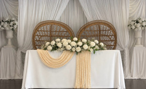 Photo de galerie - Coin marié pour un traditionnel wedding, simple et épuré…