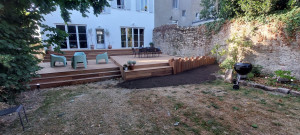 Photo de galerie - Réalisation d'une terrasse en Cumaru avec intégration de jardinière en Azobé .