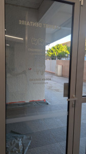 Photo de galerie - Nettoyage impeccable des vitres : Transparence et éclat garantis pour un résultat professionnel. Le souci du détail signé Mark31.