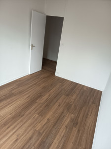 Photo de galerie - Pose de parquet et de plinthes.