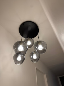 Photo de galerie - Installation de luminaire lustre très grande taille 