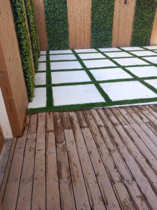 Photo de galerie - Pose de dalle et gazon plus parquet et claustras chantier. Cannes 