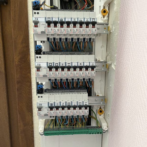 Photo de galerie - Électricien à votre service pour l'installation, le dépannage et la mise aux normes de vos circuits électriques. Disponible sur l'île de France, je vous propose des interventions sécurisées avec un devis gratuit et personnalisé.