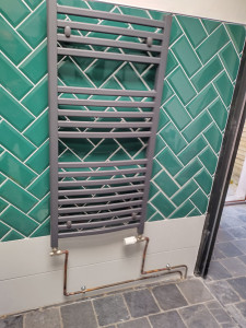 Photo de galerie - Installation d'un radiateur sèche serviettes à l'emplacement souhaité par le client 