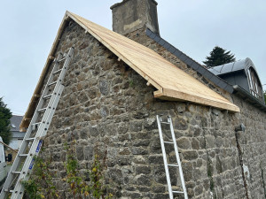 Photo de galerie - Création complète d’une charpente bois sur bâtiment ancien.
Réalisation sur mesure avec pose des supports et préparation de la couverture.
Travail précis et soigné.