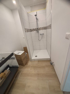 Photo de galerie - Installation de murs dans la douche, imperméabilisation et pose de Carreaux sur les murs et le sol