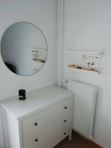 Photo de galerie - Installation miroir et étagères
Mur de béton