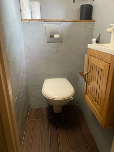 Photo de galerie - Reprise sur existant d’un toilette suspendu, défectueux avec aménagement d’un meuble (tel que réglages portes et finitions, restaient encore à faite sur cette photo)