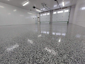 Photo de galerie - Résine pailletée : un revêtement moderne, résistant et facile d'entretien, idéal pour les garages, ateliers et locaux professionnels.