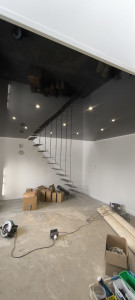 Photo de galerie - Peinture au pistolet et plafond tendu noi briliant avec des spots 