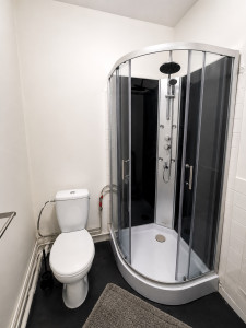 Photo de galerie - Remplacement complet d’une ancienne cabine de douche par une nouvelle ?   Dépose de l’ancienne installation et pose neuve, travail propre et soigné.