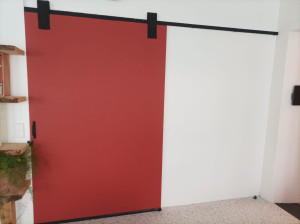 Photo de galerie - Mise en peinture d’une porte coulissante, avec une finition propre, soignée et uniforme.