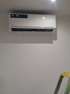 Photo de galerie - Installation climatiseur split Beko :
? +33 7 48 64 21 25