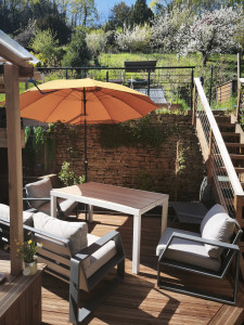 Photo de galerie - Réalisation d'une petite terrasse en bois pour l'espace salon de jardin