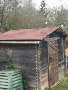 Photo de galerie - Renovation toitures abri de jardin en shingle 
avec création d'une porte 