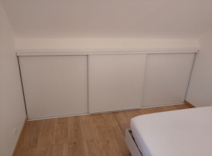 Photo de galerie - Installation porte coulissante sous mansarde 