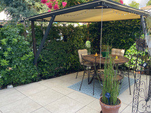 Photo de galerie - Pose de dalles sur plots et pergola personnalisée 