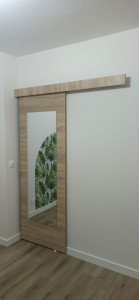 Photo de galerie - Montage d'une porte coulissante pour salle de bain. 