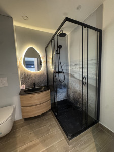 Photo de galerie - Rénovation complète d'une petite salle de bain avec plomberie et électricité 