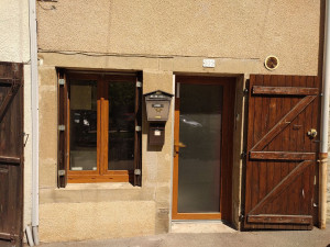 Photo de galerie - Installation de fenêtres double vantaux en Chêne Doré avec aération. Pose et réglages effectués pour garantir une manipulation fluide, durable et sécurisée. Une solution robuste, esthétique et parfaitement ventilée pour votre logement