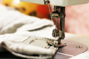 Photo de galerie - Je propose les services suivants : – Ourlets (pantalons, jupes, robes) – Retouches et ajustements de vêtements – Réparations (déchirures, coutures, boutons, fermetures) – Repassage Travail propre, soigné et dans le respect des délais.