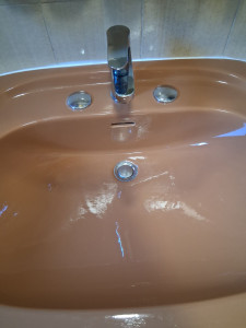 Photo de galerie - Lavabo après traitement de nettoyage. 