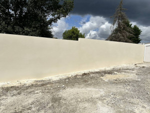 Photo de galerie - Enduit fini sur un mur en parpaing