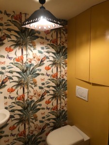 Photo de galerie - Peinture d’un toilette avec pose de papier peint 