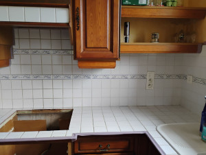 Photo de galerie - Résine rénovation plan de travail et crédence.Avant.