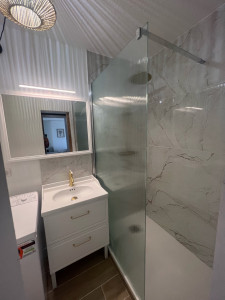 Photo de galerie - Rénovation salle de douche avec douche à l’italienne, carrelage , pose de receveur , peinture , doublement du mur 