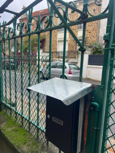 Photo de galerie - CHAPEAU MÉTALLIQUE BOITE AUX LETTRES