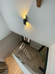 Photo de galerie - Pose et raccordement d’une applique murale en hauteur.