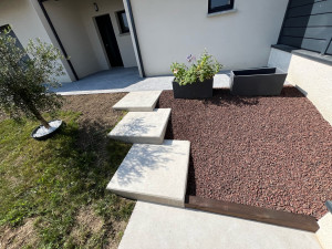 Photo de galerie - Escalier moderne 90x90cm et décoration d’extérieur avec pose de bidim et cailloux volcanique .