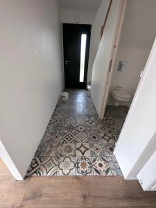 Photo de galerie - Jointure entrée en initiation carreau de ciment avec parquet flottant 