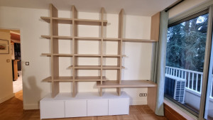 Photo de galerie - étagères sur mesure et un bureau 
