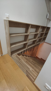 Photo de galerie - Confection d'une bibliothèque et d'un garde corps sur mesure en chêne massif.
